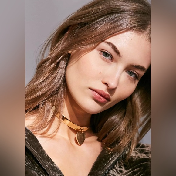 Urban Outfitters heart gold choker - Picture 1 of 5